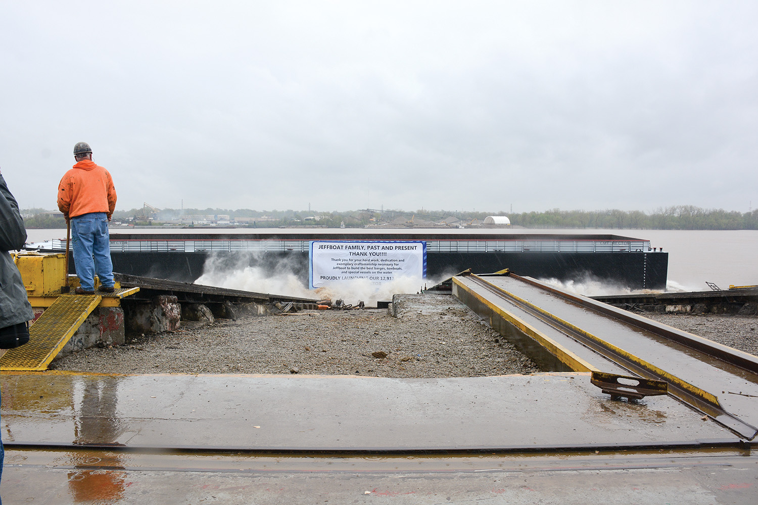 The final barge to be built at Jeffboat splashes into the Ohio River. (Photo by Kathey Freeman)