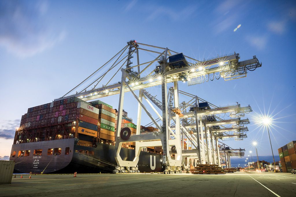 New Neo-Panamax crane unloads a 13,300-TEU vessel at Savannah.