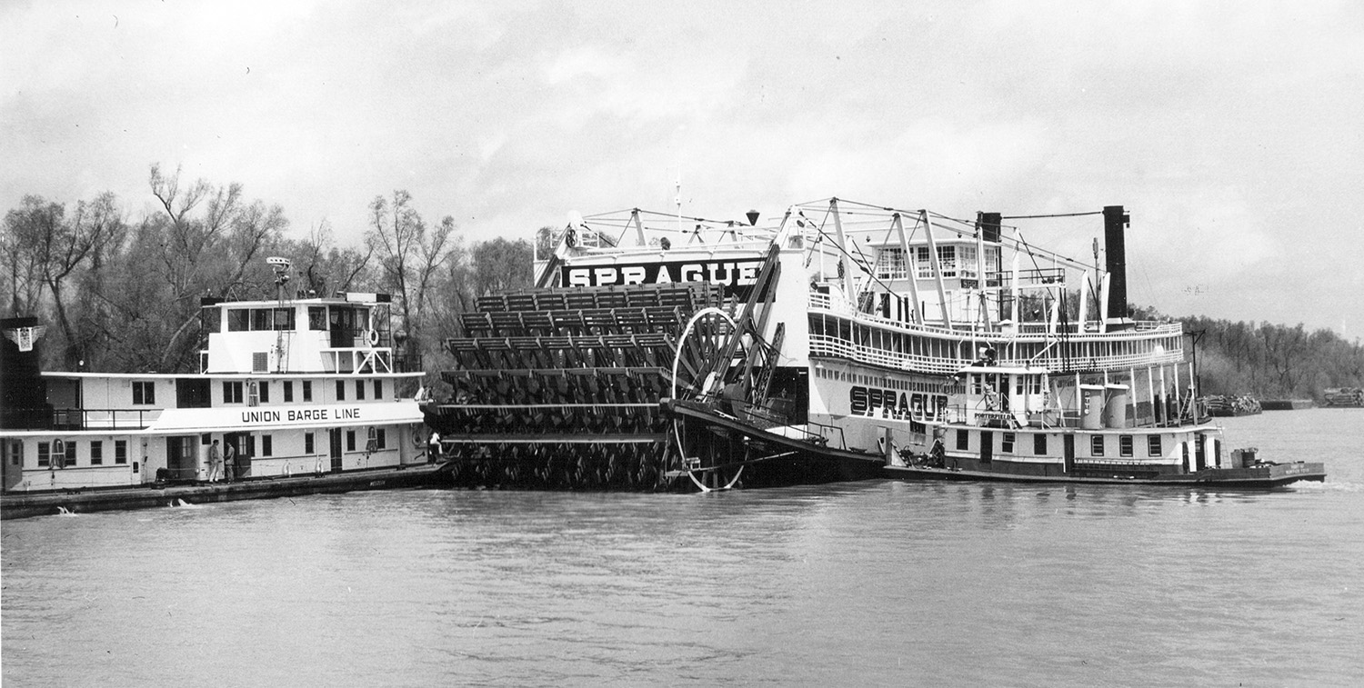 The retired steamer Sprague being moved from its Vicksburg landing on March 26, 1959. (Keith Norrington collection)