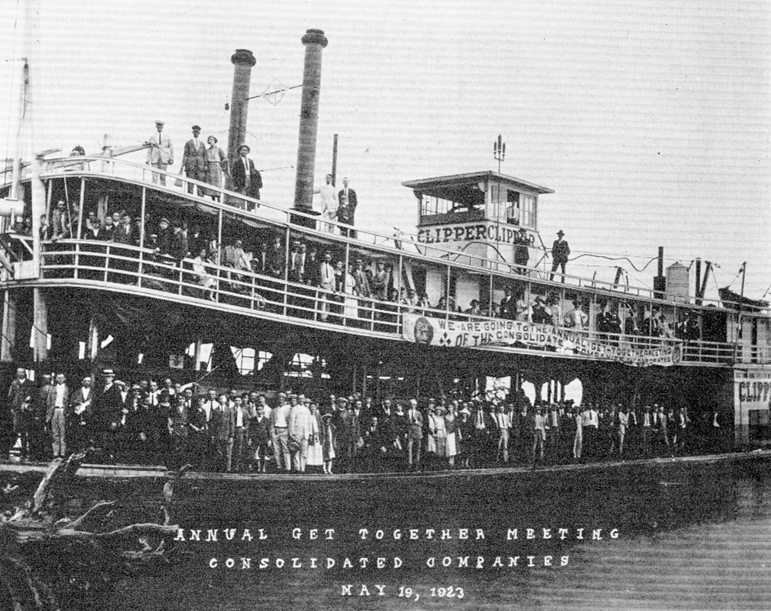 The Clipper with a crowd of excursionists aboard in 1923.