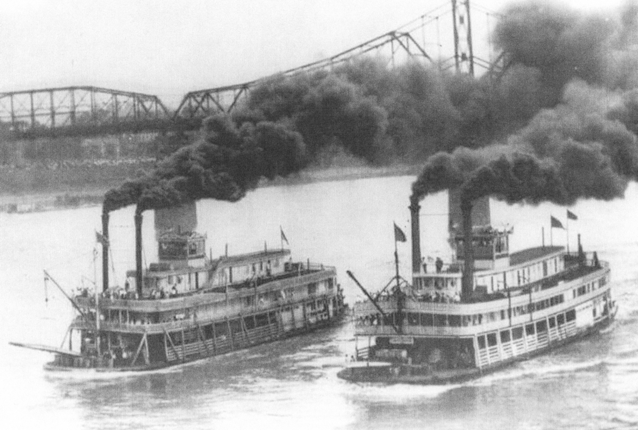 The Betsy Ann (left) and the Chris Greene racing on July 24, 1928. (Keith Norrington collection)