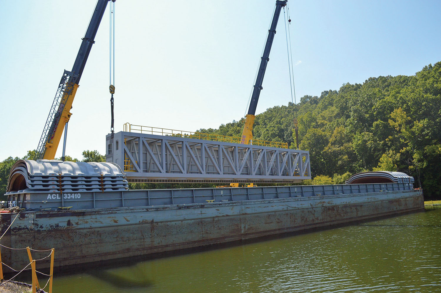 G&G Steel, a fabrication firm based in Russellville, Ala., built five of Olmsted’s tainter gates. The company has recently shipped its third lift gate (shown here) to Montgomery Locks and Dam near Pittsburgh. (—photo courtesy of G&G Steel)