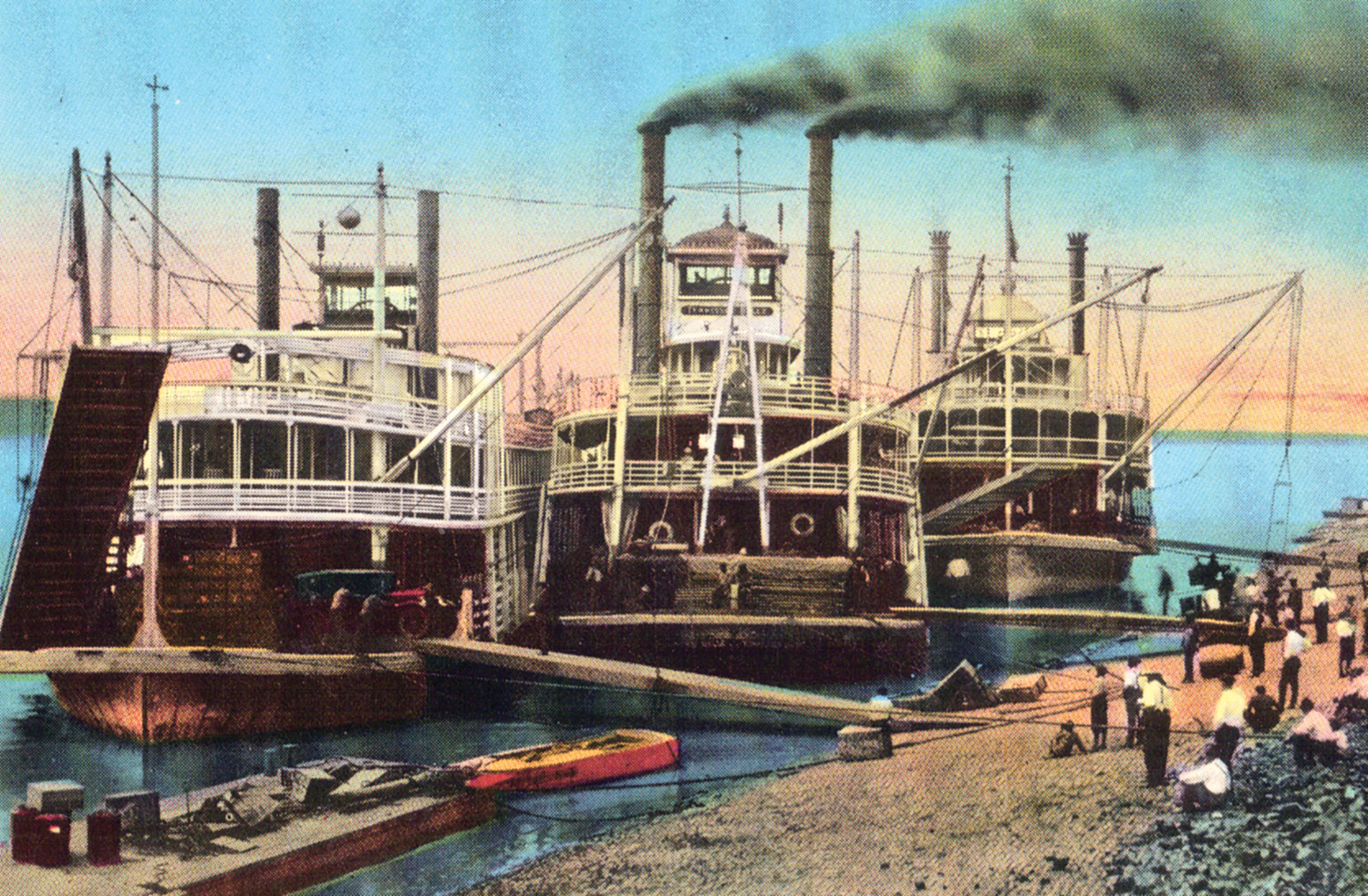 A postcard view of the Bald Eagle, Tennessee Belle and Cape Girardeau at the levee. (Keith Norrington collection)