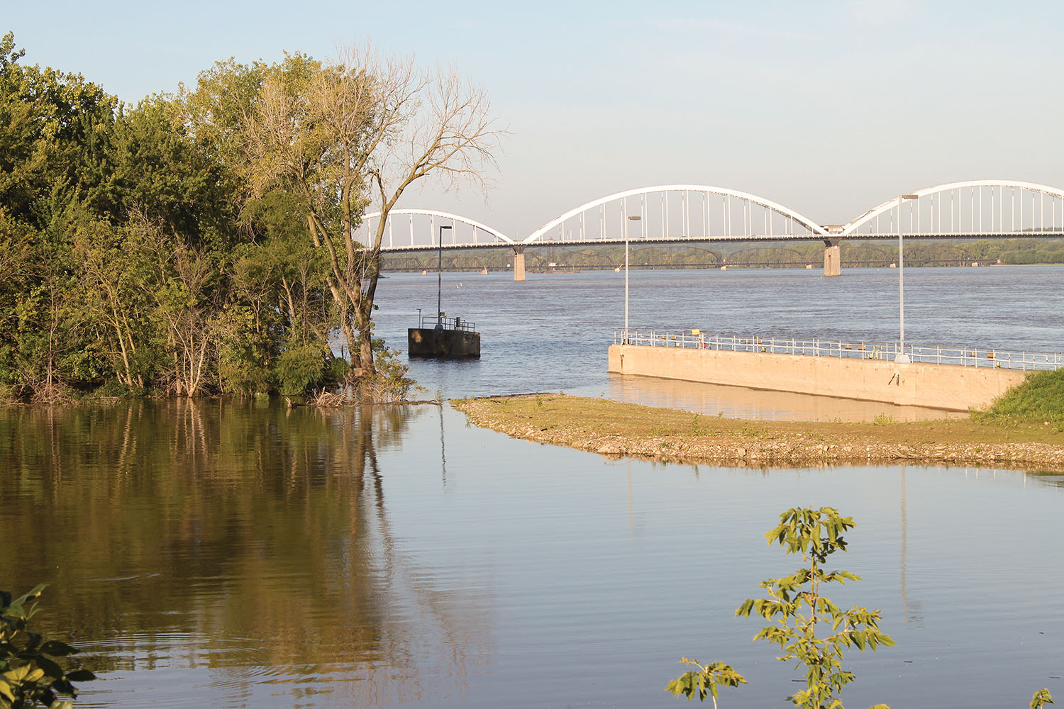 Work Begins On UMR Locks 15 Guidewall