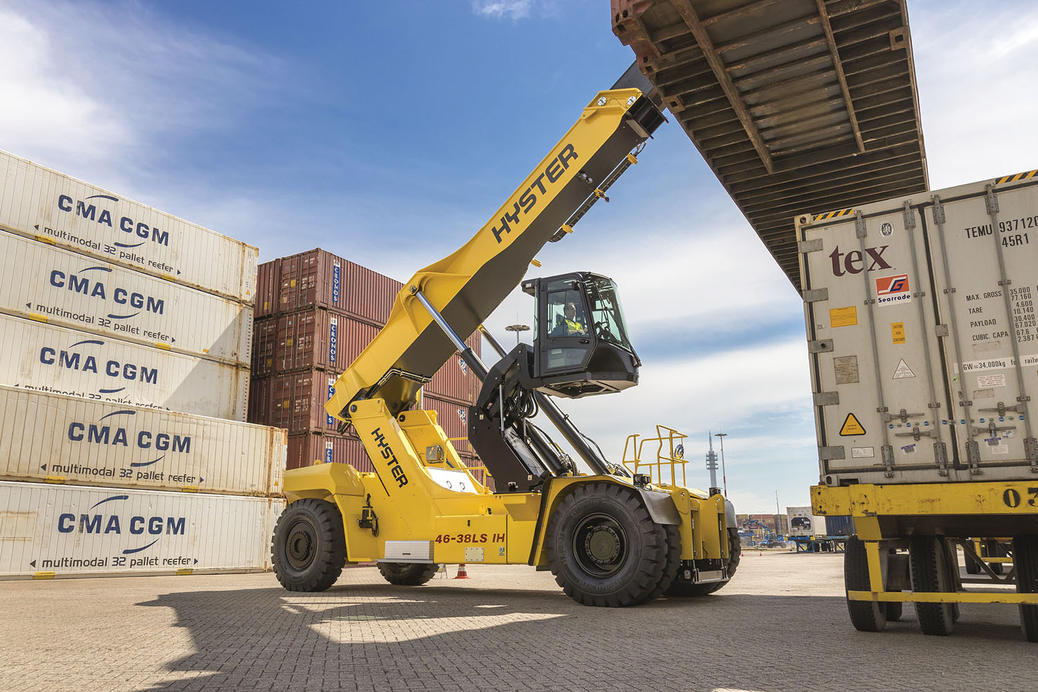 The elevating cab securely lifts the operator cabin for greater visibility while moving containers or general cargo.