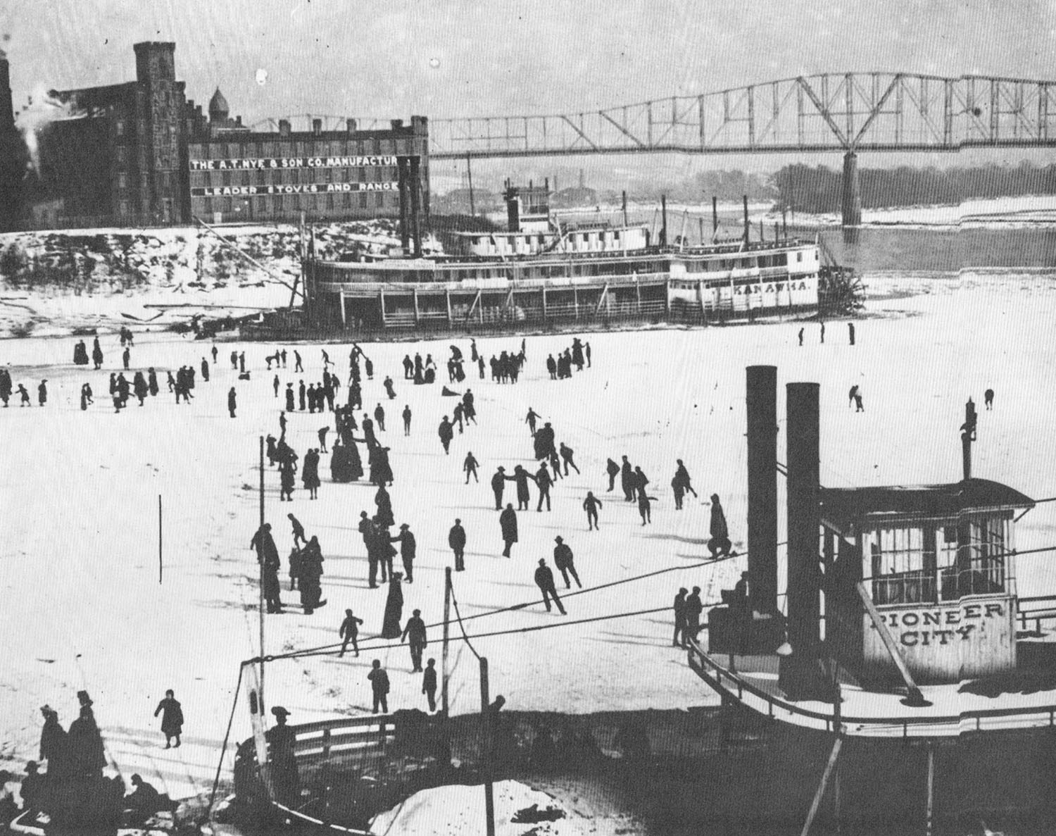 The frozen Muskingum River at Marietta, Ohio, in early 1905.