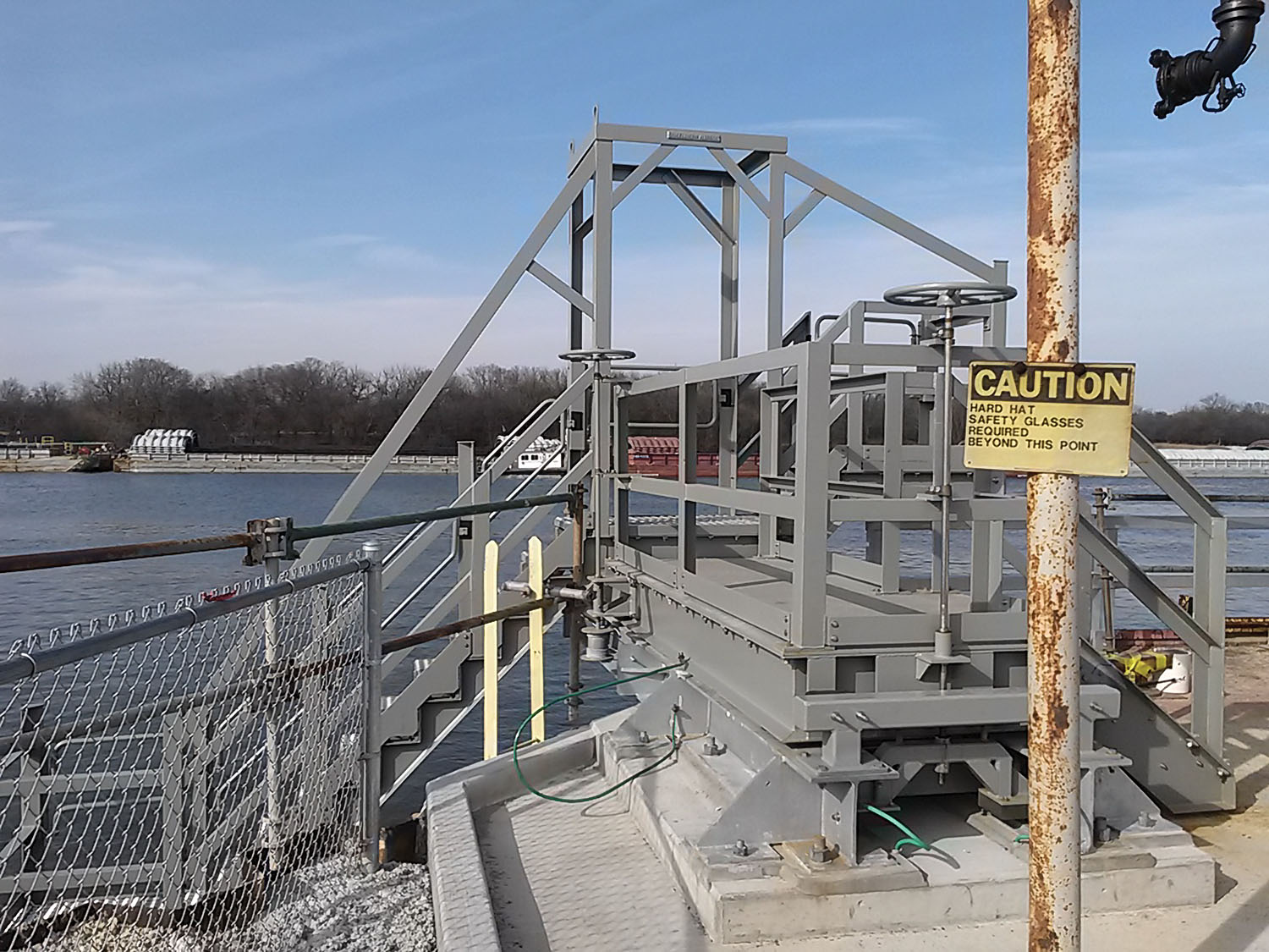 Ladder system provides safe and efficient transfer from dock to barge.