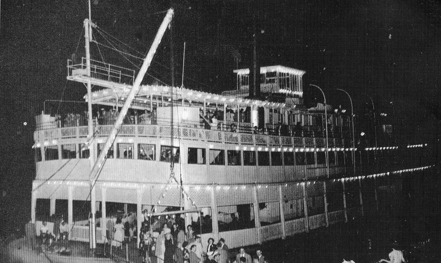 The excursion steamer Avalon at New Albany, Ind., on May 11, 1949. (Keith Norrington collection)