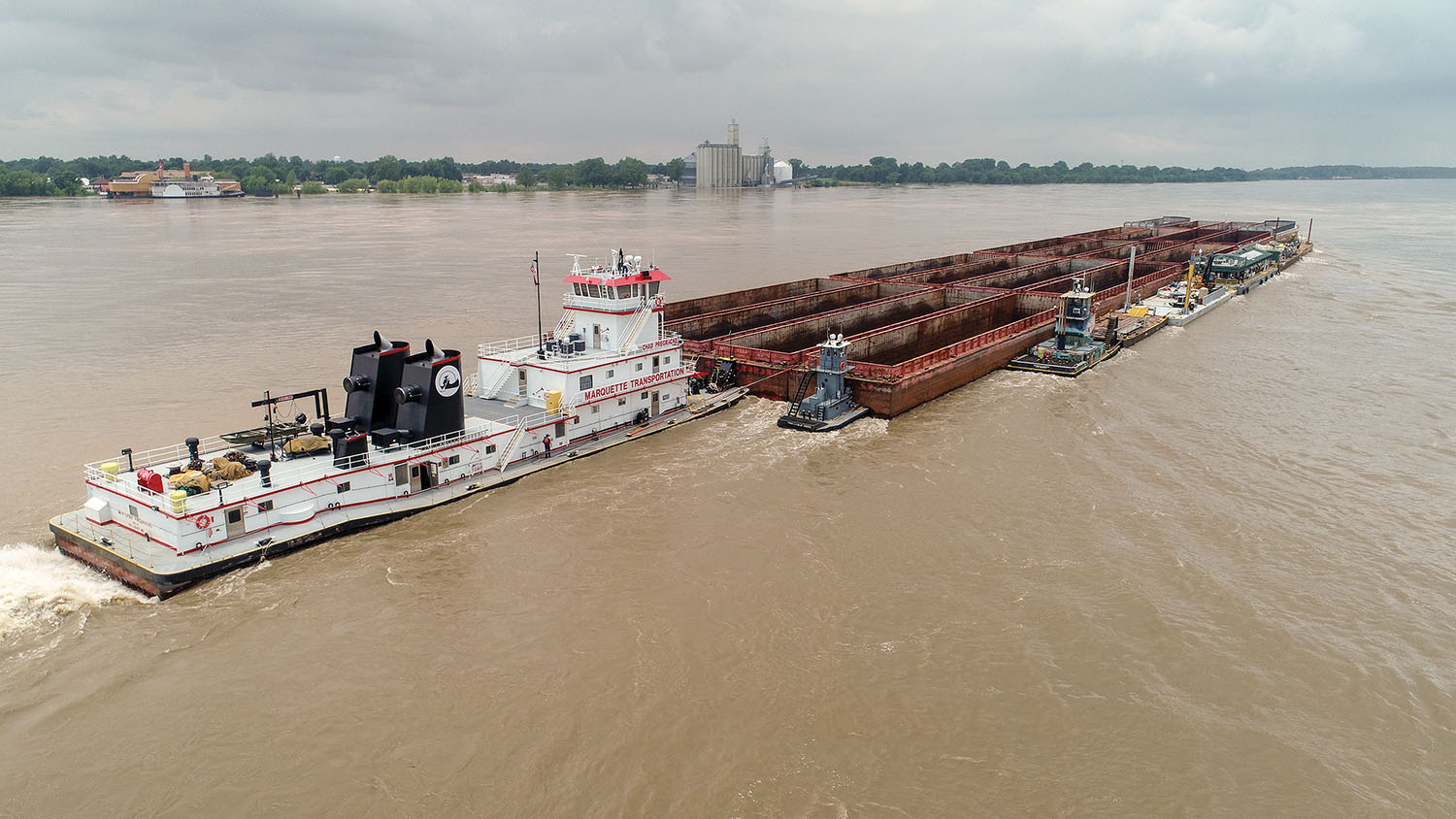 Marquette Transportation’s mv. Chad Pregracke tows Living Lands & Waters fleet along with a standard tow of empties.