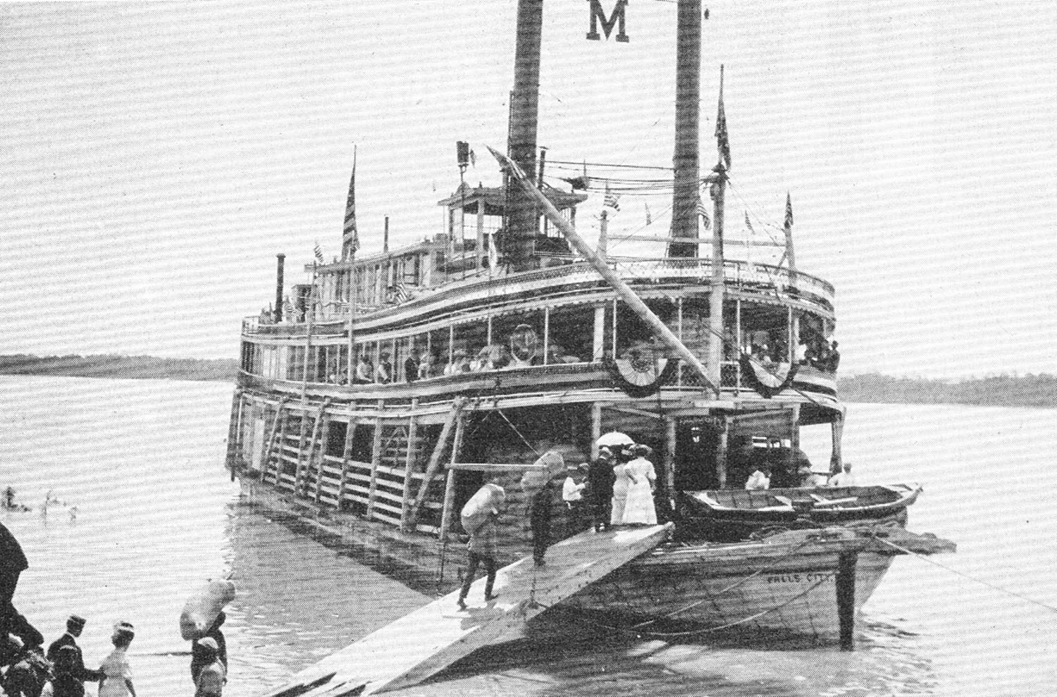 The Falls City at a Lower Mississippi River landing, circa 1908. (Keith Norrington collection)