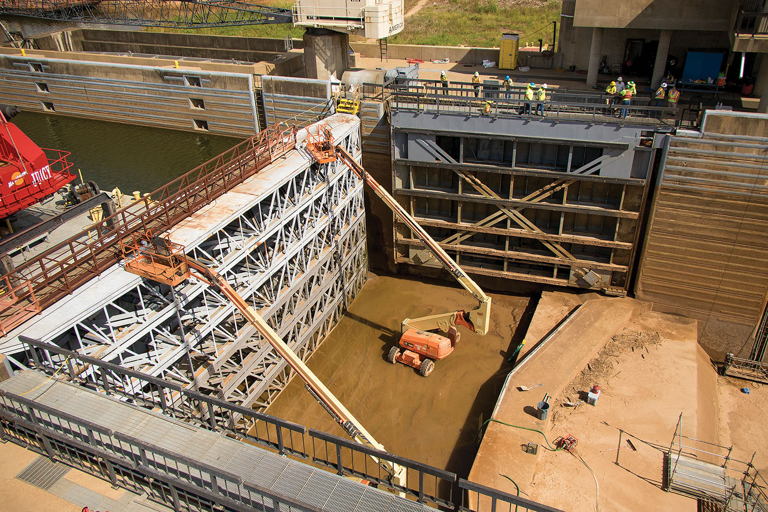 Vicksburg Engineer District crews inspect and perform maintainence at John H. Overton Lock on the Red River. (Photo courtesy of Vicksburg Engineer District)