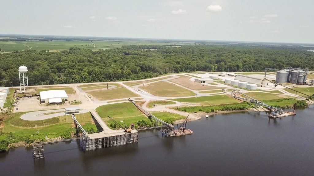Loading and unloading facilities available at the public terminal at the Port of Rosedale include a T dock with crane, three grain load-outs (truck to barge) and one unload belt (barge to truck).
