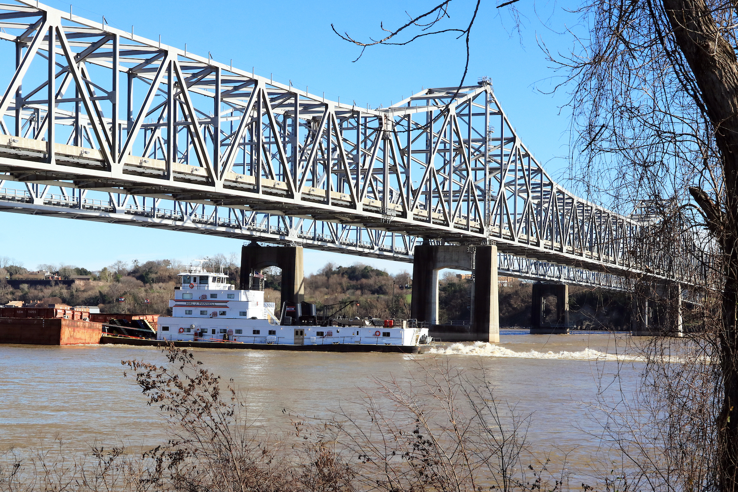 The mv. Hal J. Pannell of American Commercial Barge Line on the Lower Mississippi near Vidalia, La. (Photo by Jeff L. Yates)