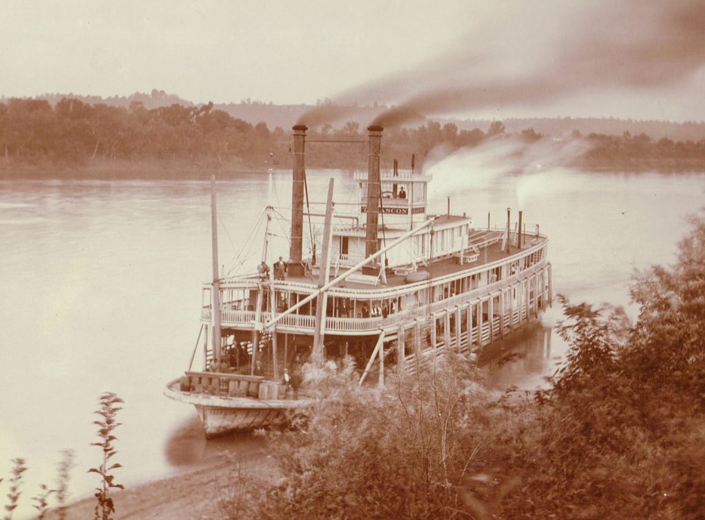 The sternwheeler Tarascon at a bank landing. (Keith Norrington collection)