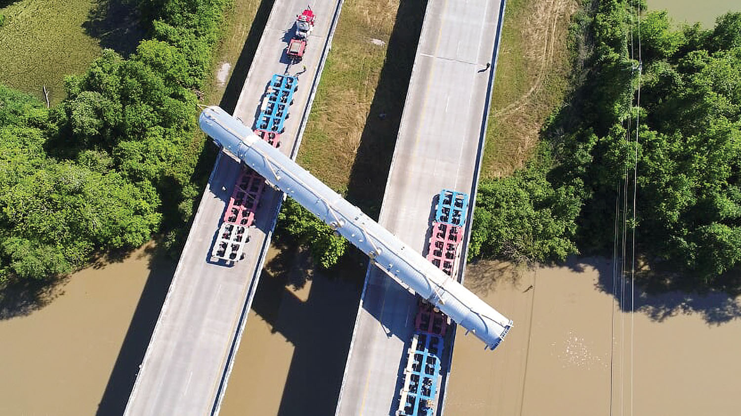 The column vessel had to span both directions of the highway crossing the San Bernard River because of bridge weight restrictions. (Photo courtesy of Barnhart Crane & Rigging)