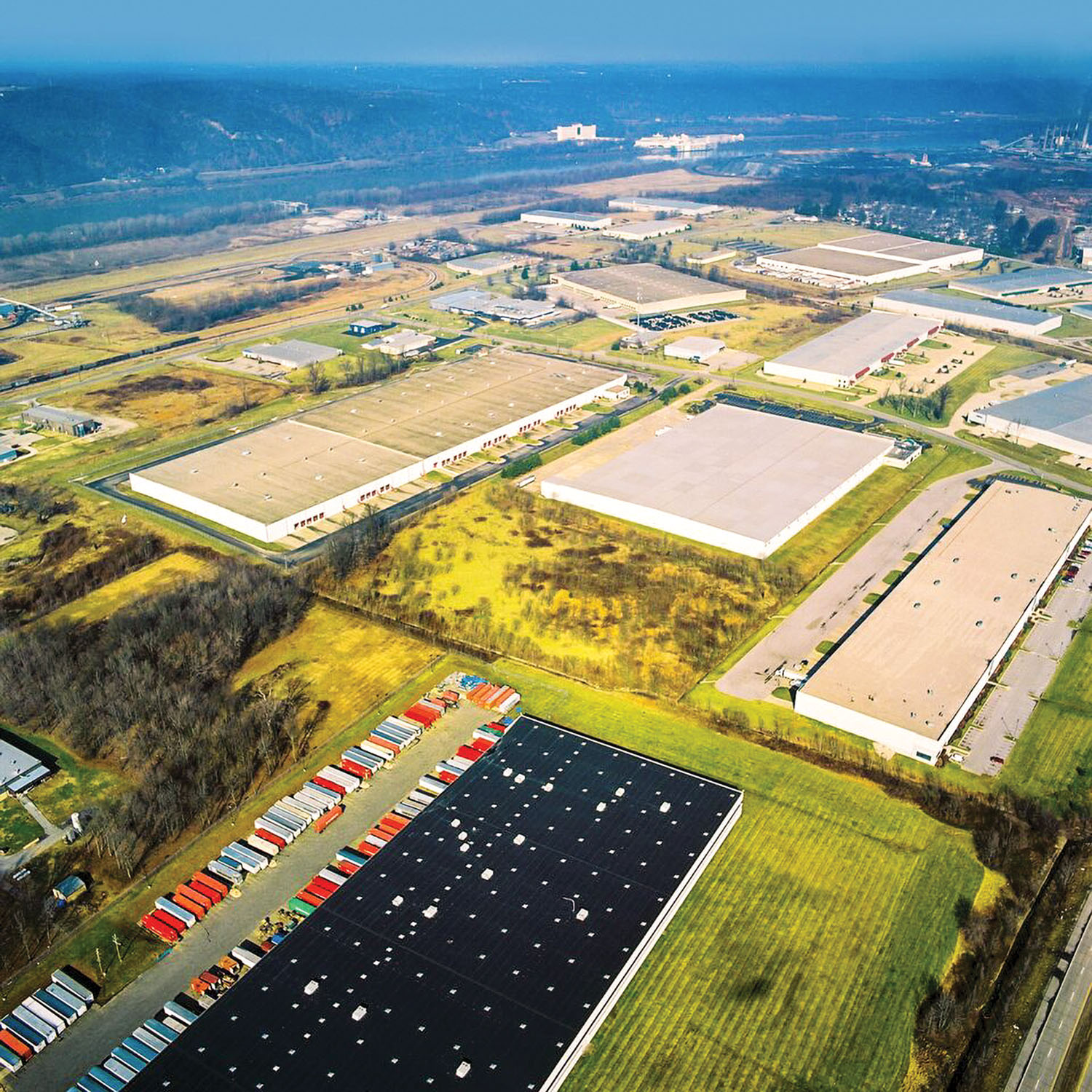 The Louisville Riverport Authority owns and oversees the 300-acre Louisville Riverport at Ohio River Mile 618, 16 miles downstream of the Louisville riverfront. (Photo courtesy of Louisville Riverport Authority)