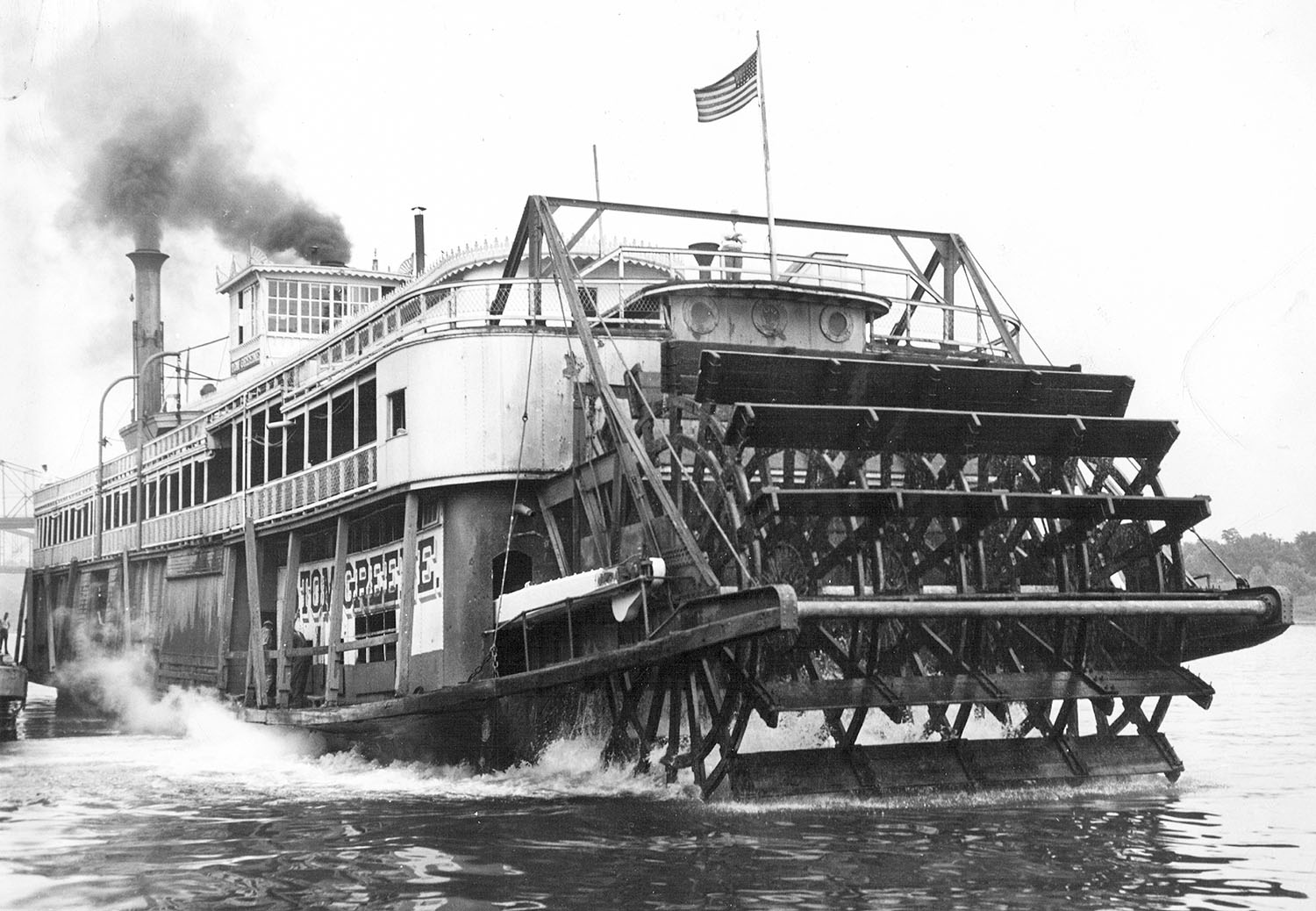 The Tom Greene backing away from a wharfboat. (Keith Norrington collection)