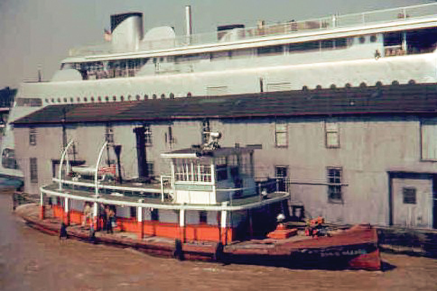 The Susie Hazard alongside the Streckfus work barge and the Admiral at St. Louis. (Keith Norrington collection)