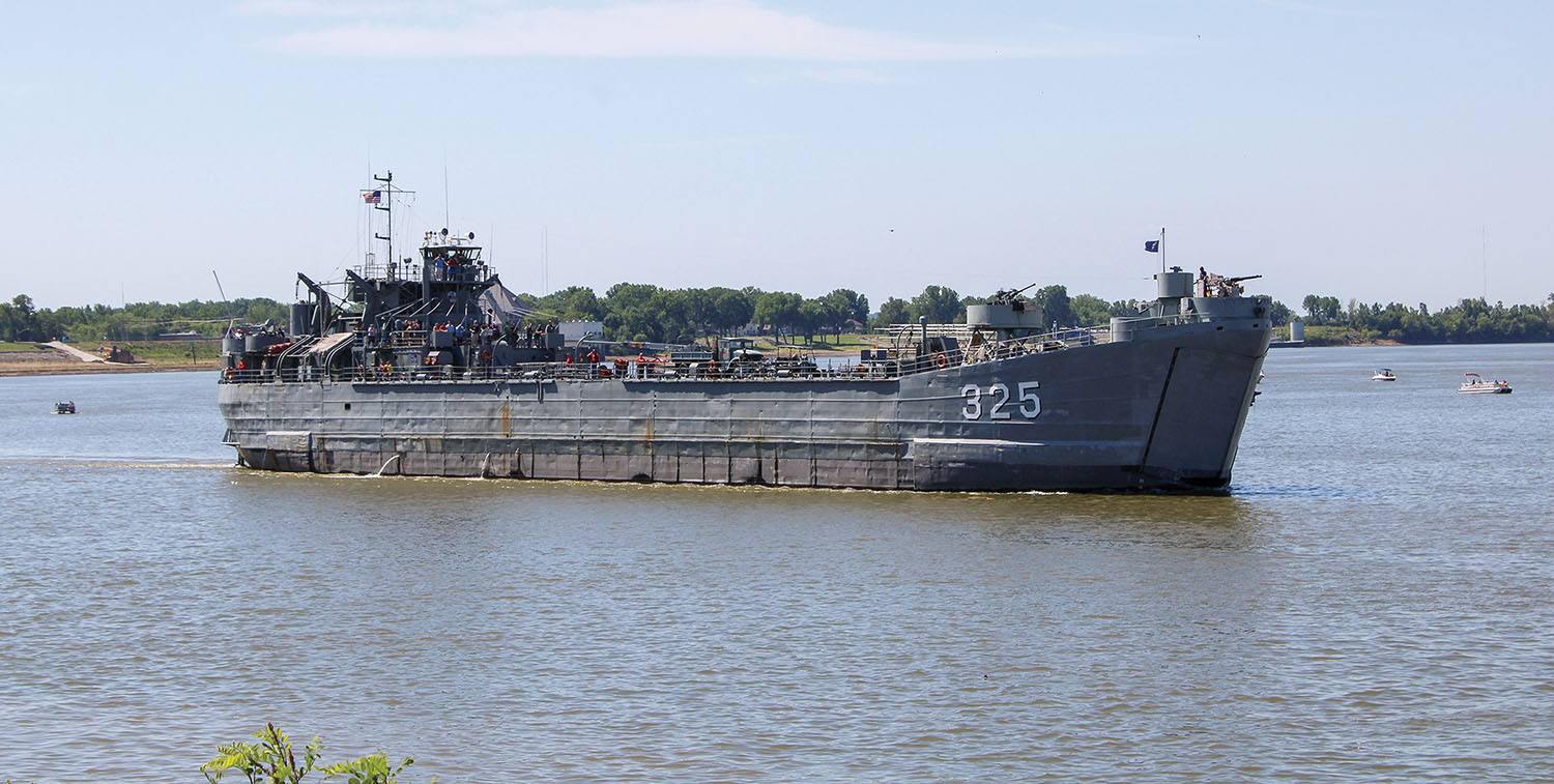 LST-325 rounds the Evansville bend of the Ohio River June 13 en route from Inland Marina, where it has been moored since 2005, to a new $3.6 million home along the Evansville, Ind., riverfront. The site was previously home to a casino boat from 1995 to 2017. (Photo by Shelley Byrne)
