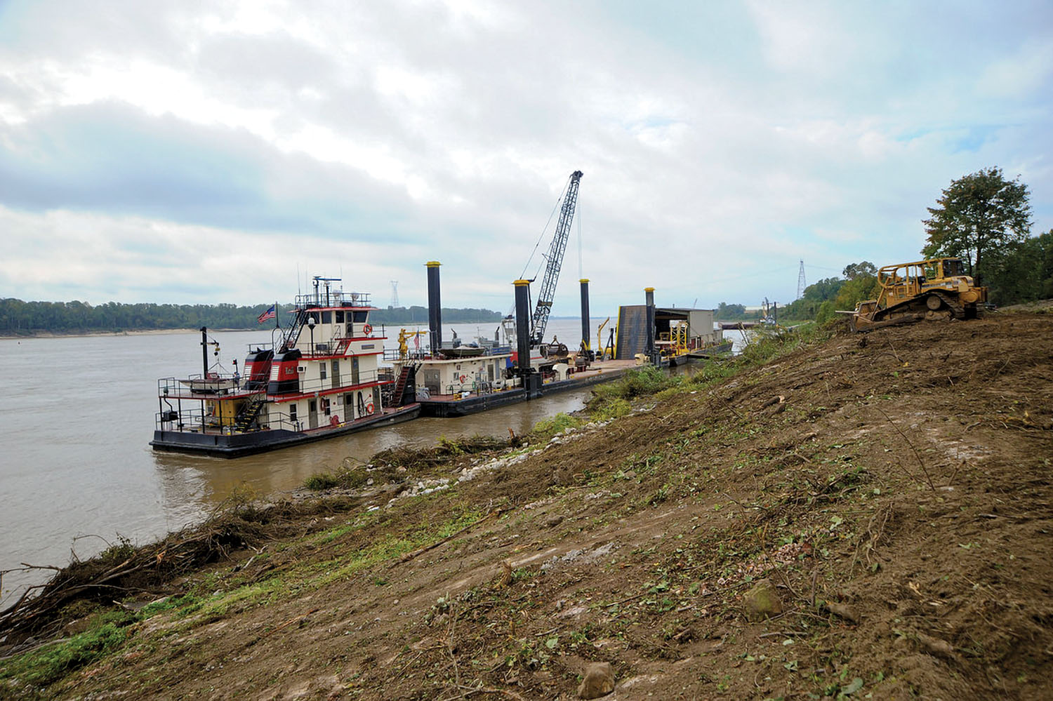 The mv. Goodwin tends the Clearing & Snagging Unit. (Photo courtesy of Memphis Engineer District)