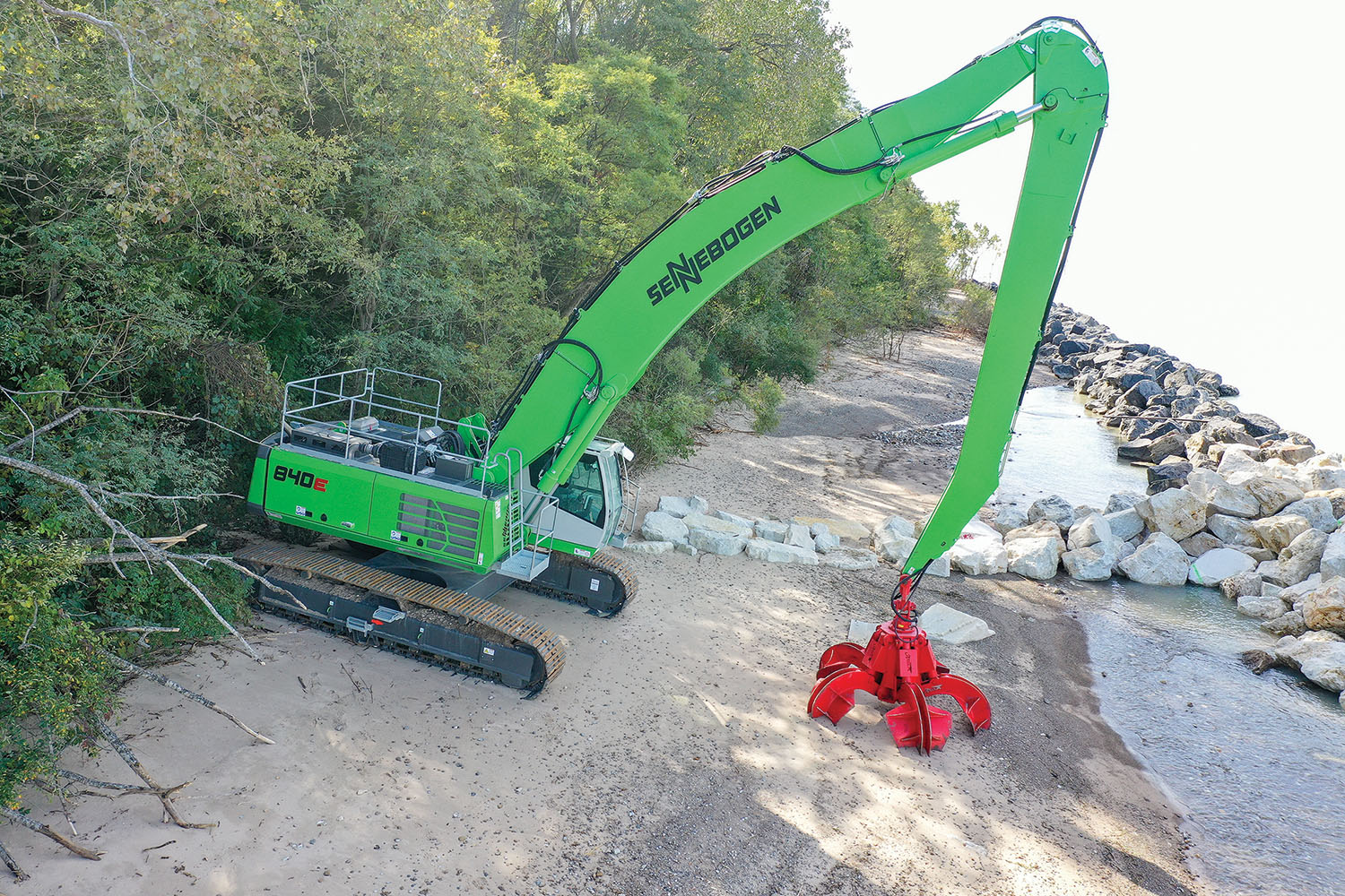 GLDM’s Sennebogen 840 R-HD is outfitted with a banana boom that can be equipped with either a clamshell bucket, a four-tine grappy or a hook