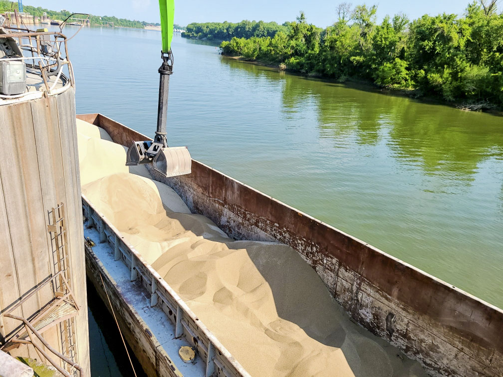 Unloading a fertilizer barge. (Photo by Kyle Glisson/Southern FS)