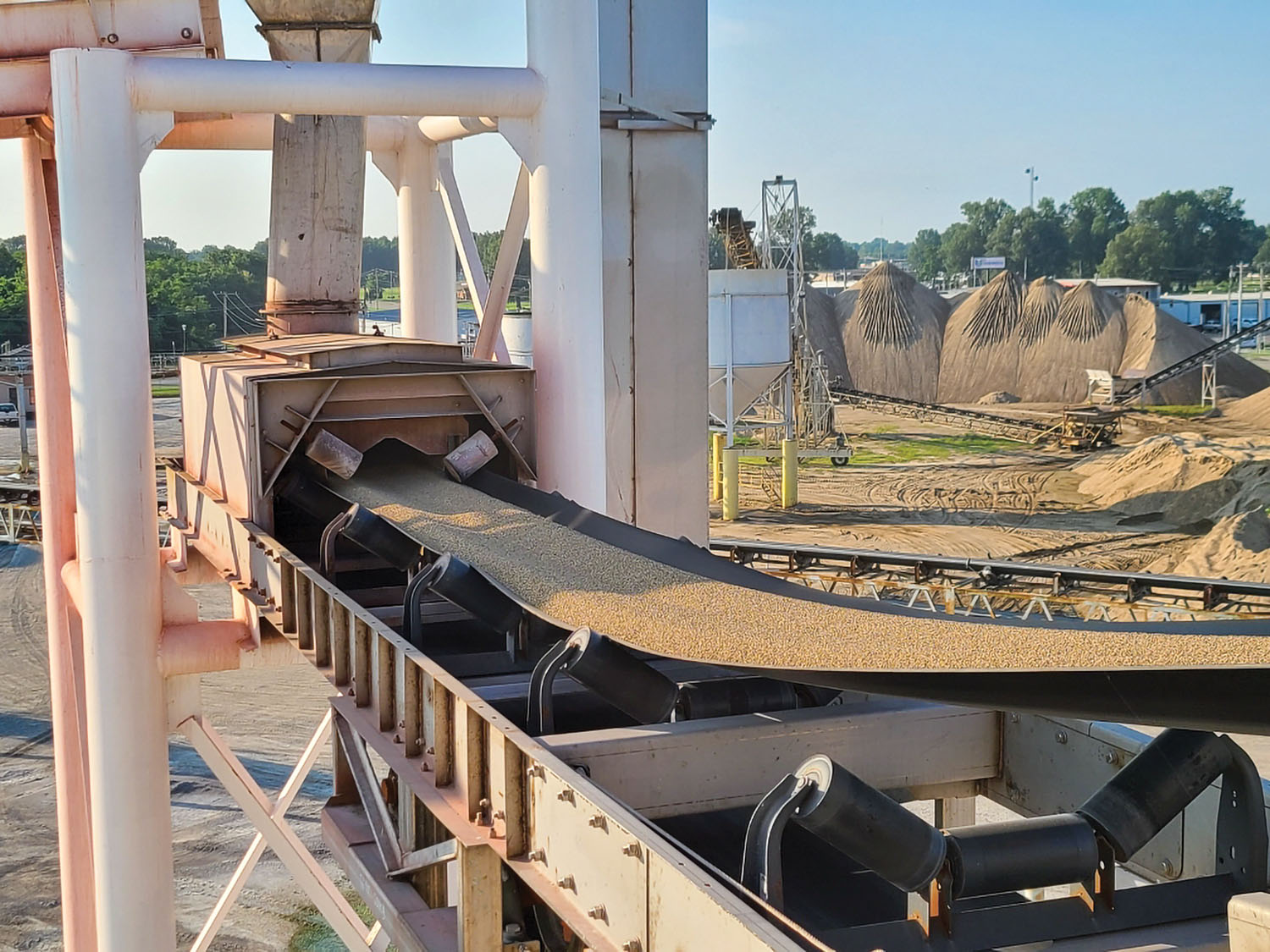 Southern FH’s new fertilizer-handling facility at the Paducah-McCracken County Riverport includes five conveyor belts and 14 fertilizer bays, each of which hold 900 to 1,000 tons of fertilizer. The fertilizer arrives by barge and is then distributed by truck to 16 Southern FS locations. (Photo by Kyle Glisson/Southern FS)