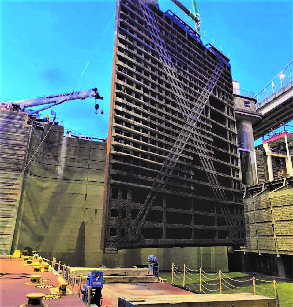 —Louisville Engineer District The heavy capacity repair fleet removes miter gate leaves from McAlpine Locks and Dam’s north lock on the Ohio River in Louisville, Ky., to allow dewatering. The chamber will remain closed through mid-November.