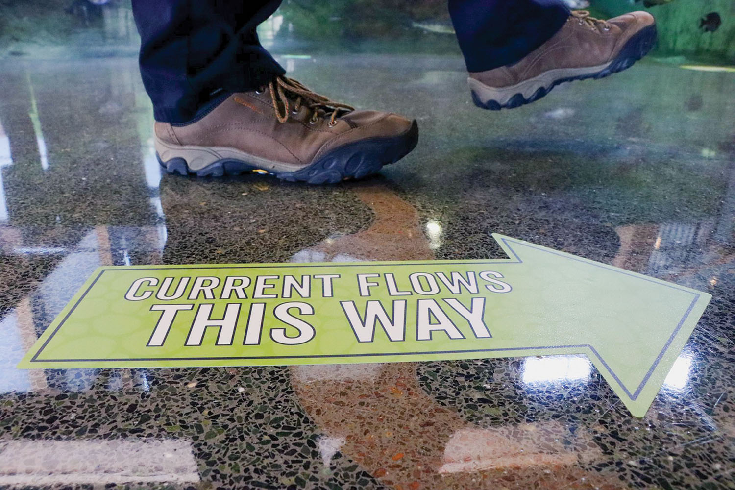 Directional arrows guide the footsteps of a visitor at the National Mississippi River Museum and Aquarium in Dubuque, Iowa. (Photo courtesy of National Mississippi River Museum and Aquarium)