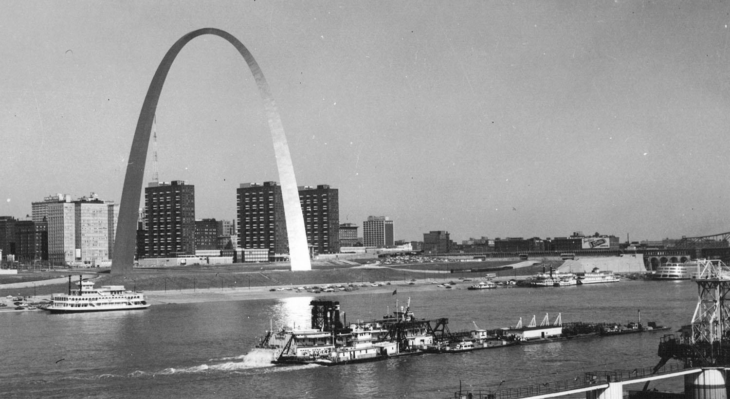 A panoramic scene of the St. Louis harbor in August 1970. (Keith Norrington collection)