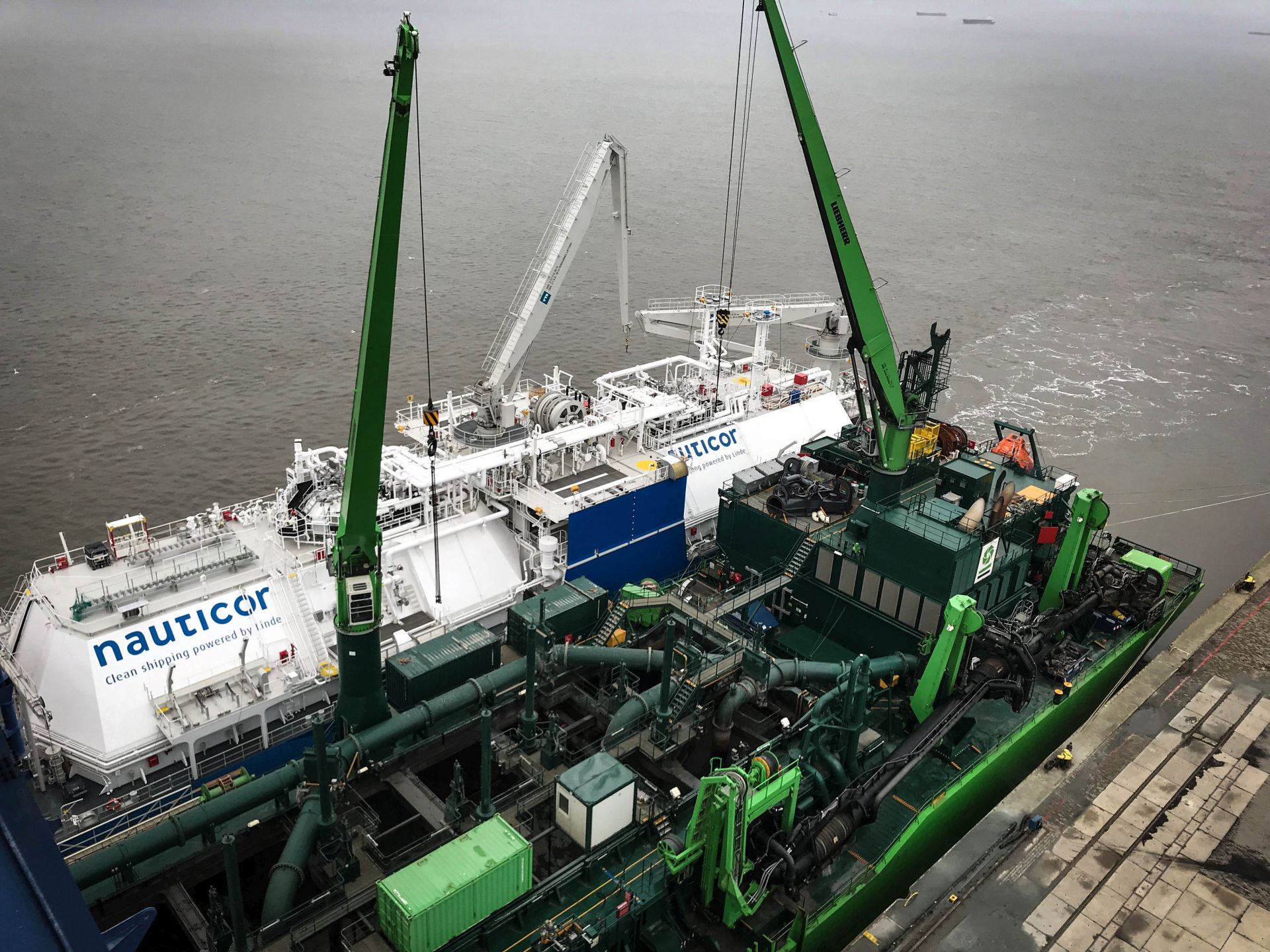 Scheldt River Fuels Up Through First Ship-to-Ship Bunkering Operation in German Waters