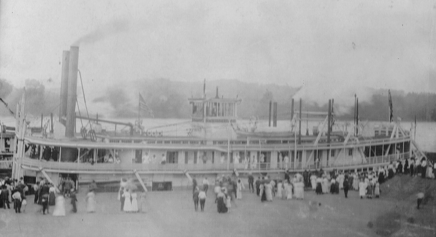 The first towboat J.T. Hatfield. (Keith Norrington collection)