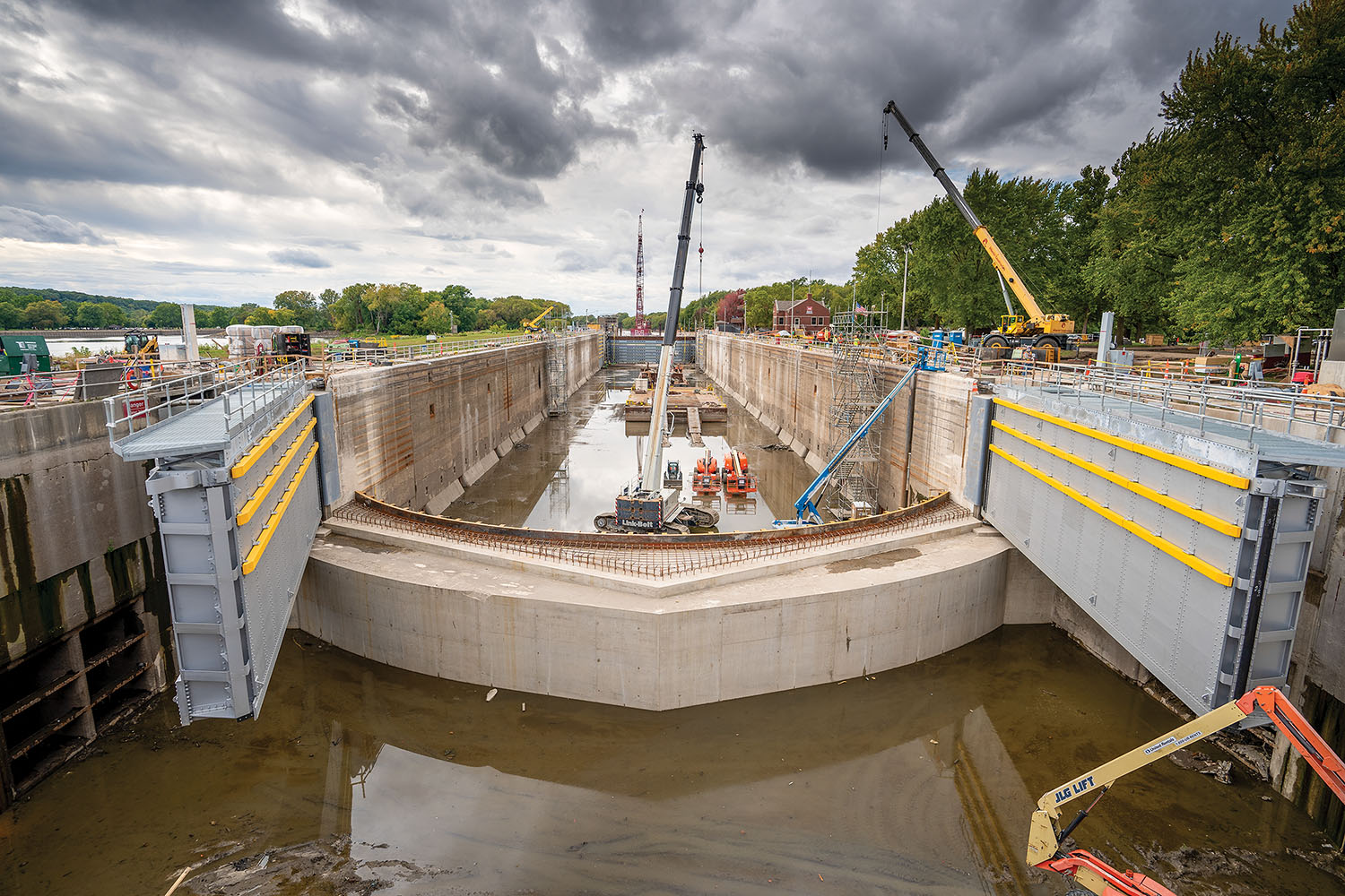 All four miter gates were replaced at Starved Rock Lock on the Illinois Waterway. Starved Lock was only one of several locks that received major rehab jobs simultaneously in 2020; the long-planned river closure for the repairs lasted from July 1 until October 29. (Photo courtesy of Alberici Constructors)