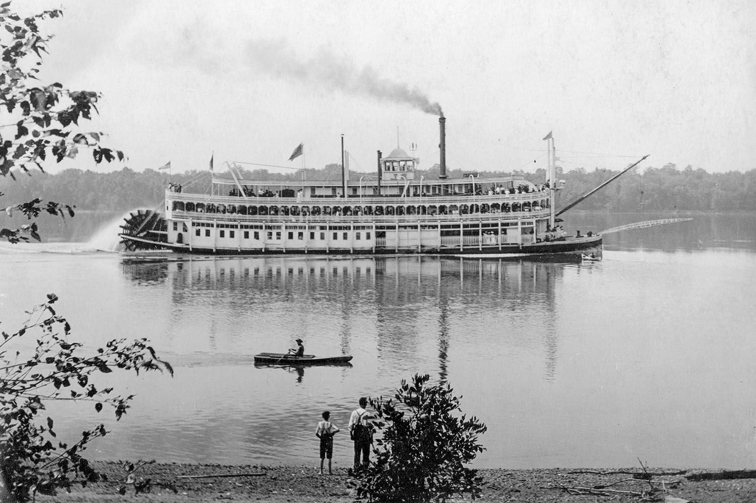 The sternwheel excursion steamer J.S., named for Capt. John Streckfus. (Keith Norrington collection)