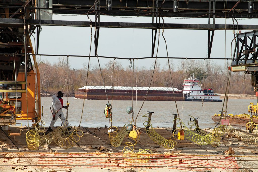 Mat Sinking Unit Armors Mississippi River Banks The Waterways Journal