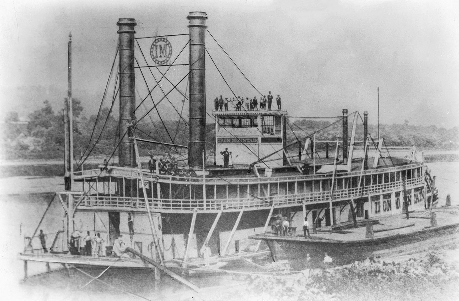 The towboat Iron Mountain at a landing. (Keith Norrington collection)