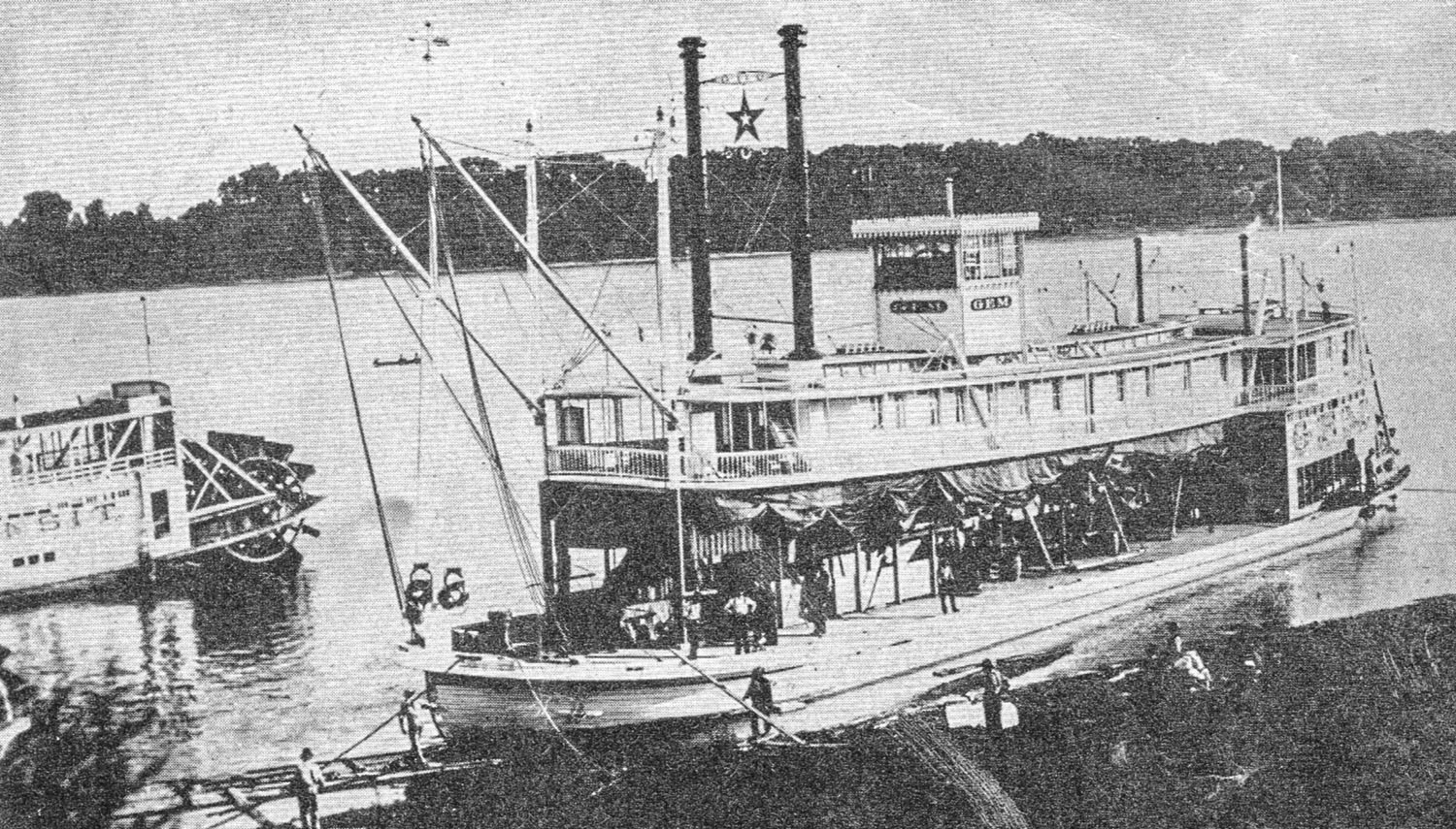 The Gem as a new boat at the Howard Shipyard in 1898. The stern of the towboat Transit shows at left. (Photo courtesy of the Howard Steamboat Museum)