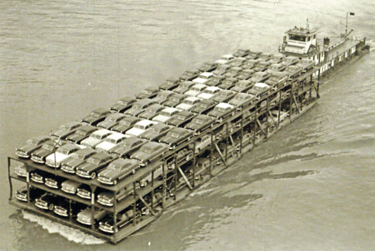 The Commercial Tennessean underway with a tow of Ford automobiles in 1949. (Keith Norrington collection)