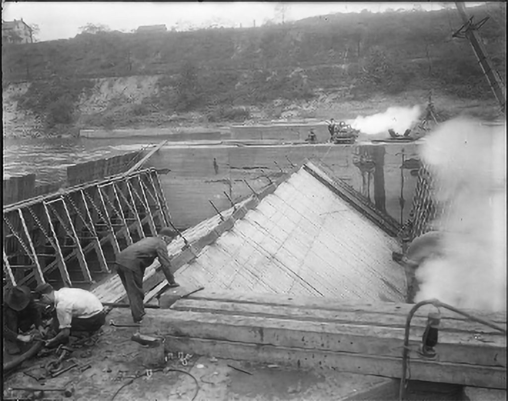 Workers repair the bear trap at Ohio River Lock & Dam 7 in 1924. (Photo courtesy of historicpittsburgh.org, Pittsburgh Engineer District Glass Plate Negatives and Pittsburgh City Photographer collections)