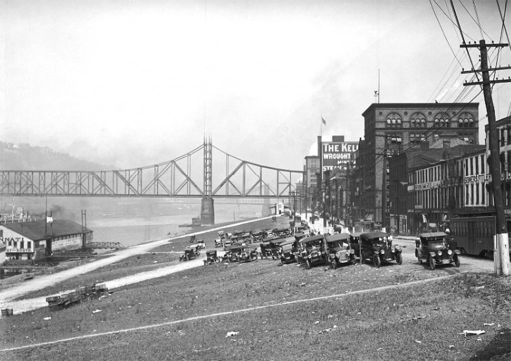 Cars are parked on the Monongahela Wharf with a view of the Wabash Bridge in July 1917. (Photo courtesy of historicpittsburgh.org, Pittsburgh Engineer District Glass Plate Negatives and Pittsburgh City Photographer collections)