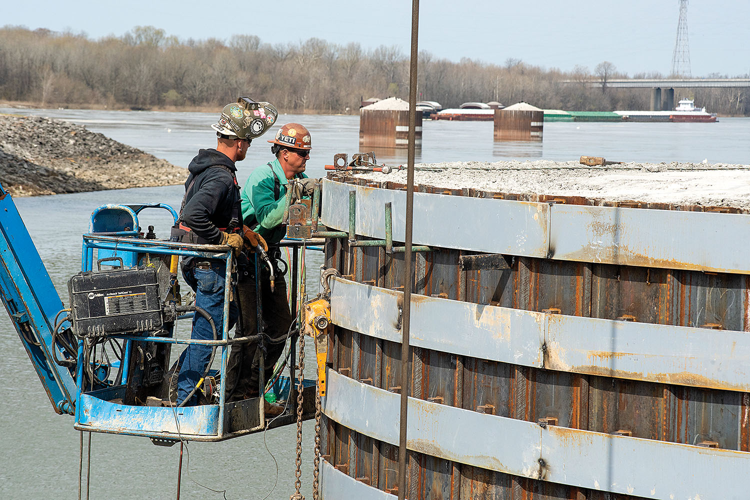 A Johnson Brothers Construction crew performs spot welds March 22, 2021, on a steel sheet pile on the completed cofferdam at the Kentucky Lock Addition Project on the Tennessee River in Grand Rivers, Ky. The Nashville Engineer District is constructing a new 110- by 1,200-foot navigation lock at the Tennessee Valley Authority project. (Photo by Lee Roberts/Nashville Engineer District)