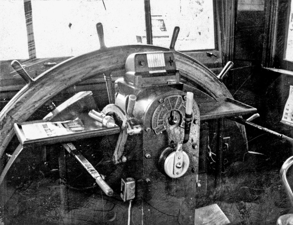 Engine control and original pilotwheel. (Barry Griffith collection)