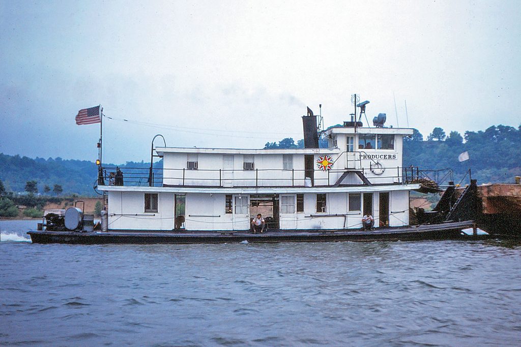 The Producers southbound at Mile 266 Ohio River on August 14, 1975. (Fran Mullen photo, Jeff Yates collection)