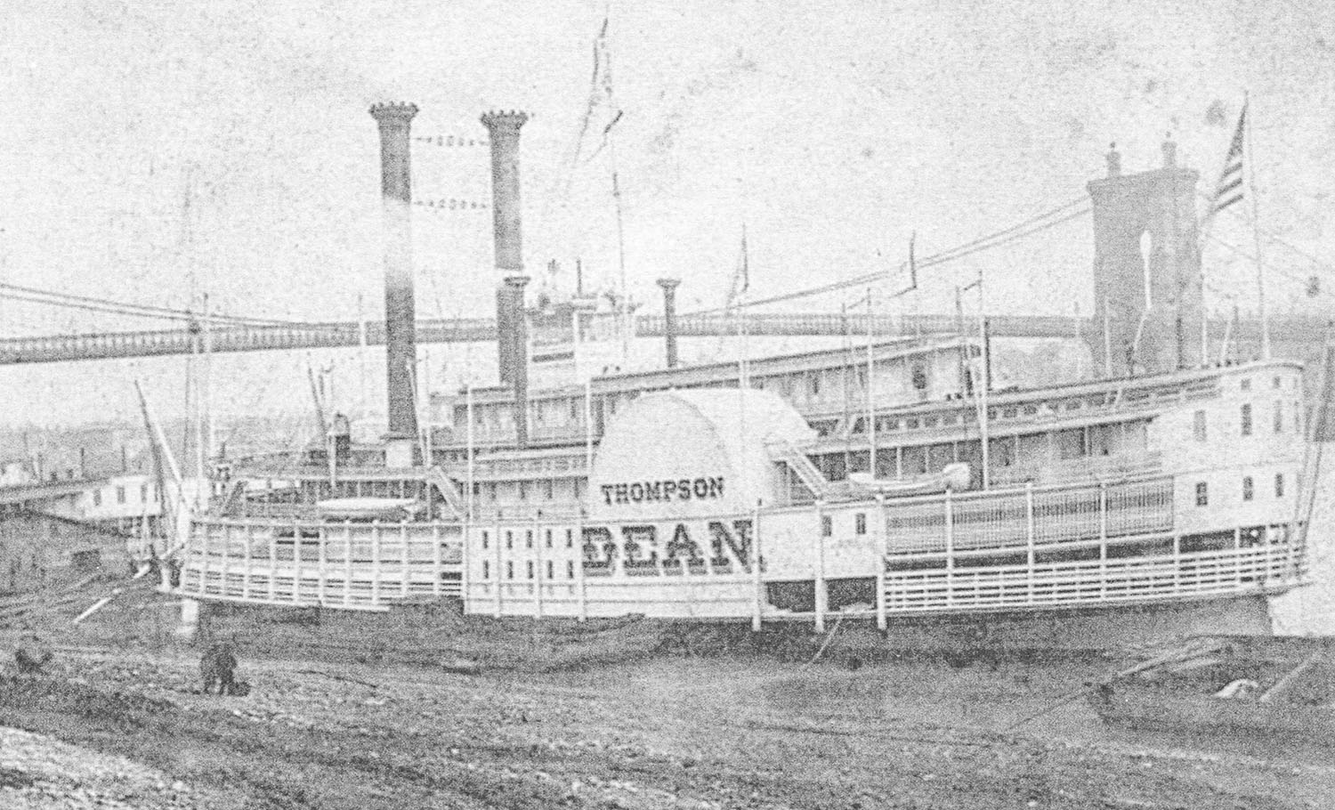 The big sidewheeler Thompson Dean at the Cincinnati waterfront. (Keith Norrington collection)