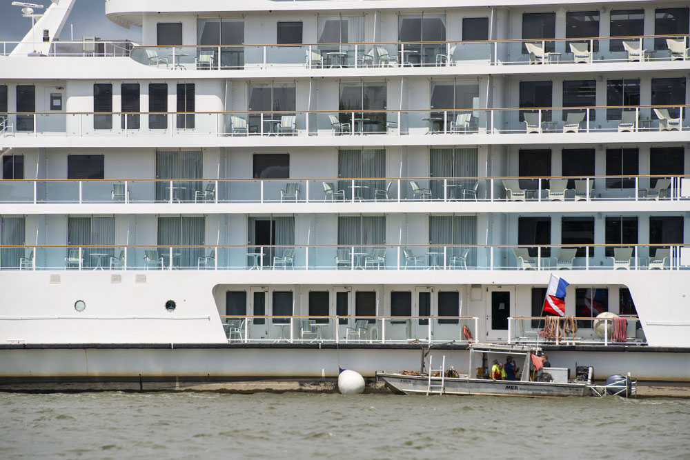 Cruise Boat Remains Grounded On Lake Barkley Sandbar