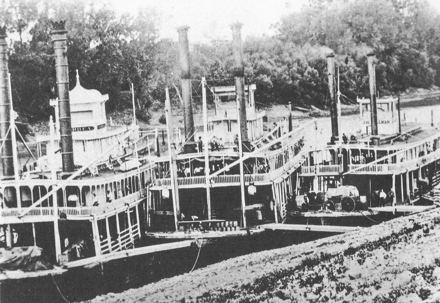 A trio of packet boats at Clarksville, Tenn., in the 1880s. (Keith Norrington collection)