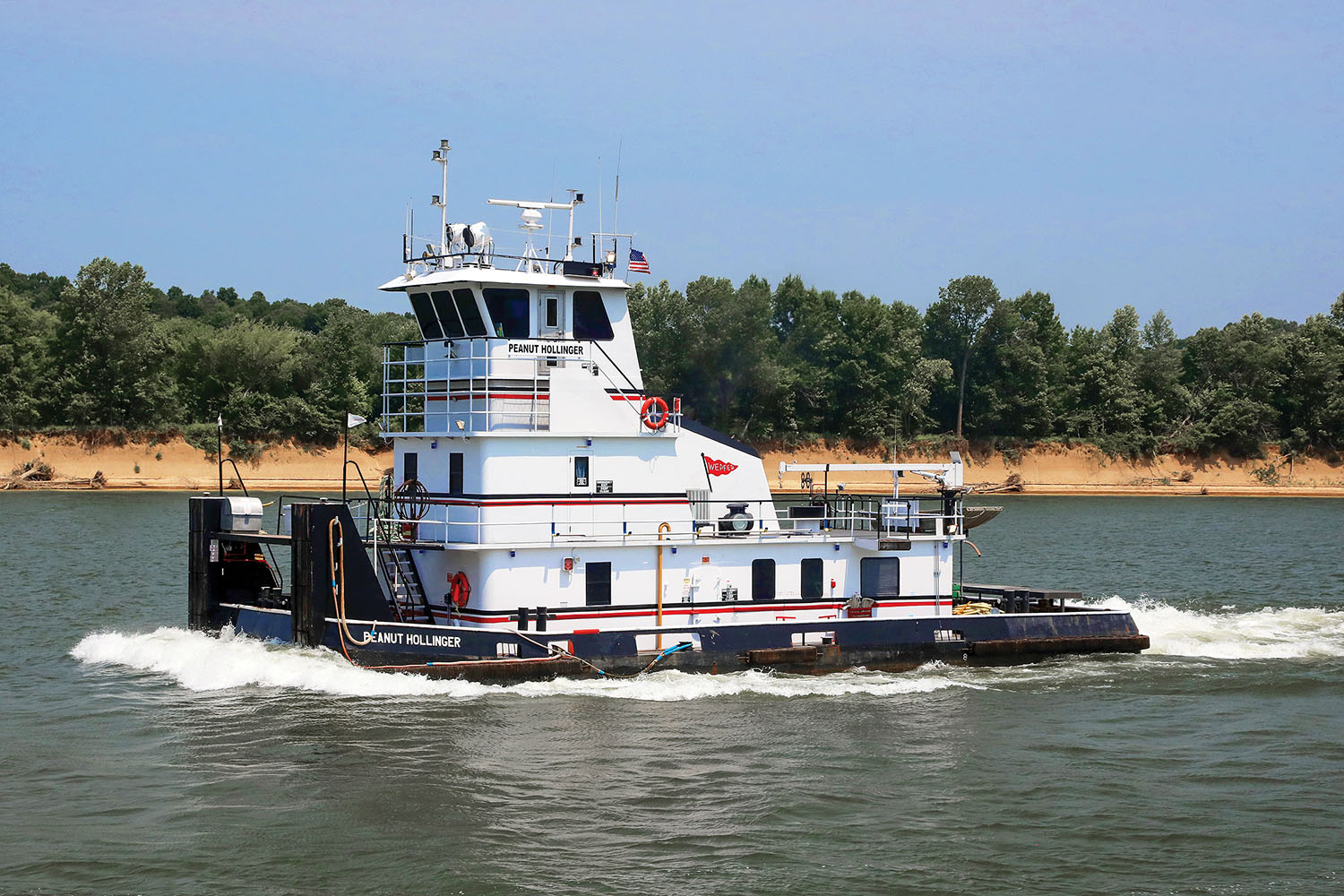Built in 1981 as the Miss Eddie Dell, the mv. Peanut Hollinger is powered by Cummins KTA38 engines. (Photo by Jeff L. Yates)