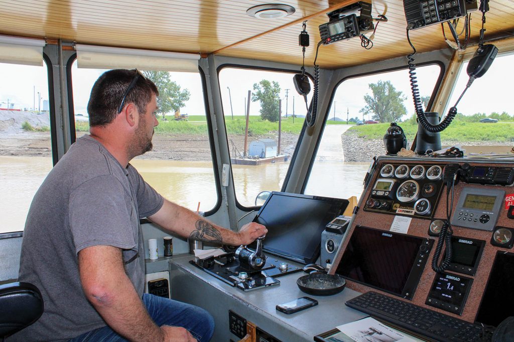 Byrne Capt. Jeremy Newsom maneuvers the Dorena II away from the Kentucky landing. (Photo by Shelley Byrne)