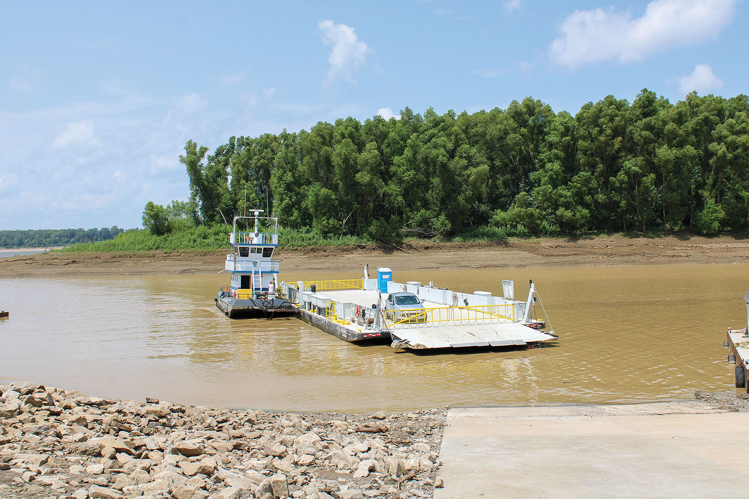 The Dorena-Hickman Ferry approaches the Kentucky landing. (Photo by Shelley Byrne)