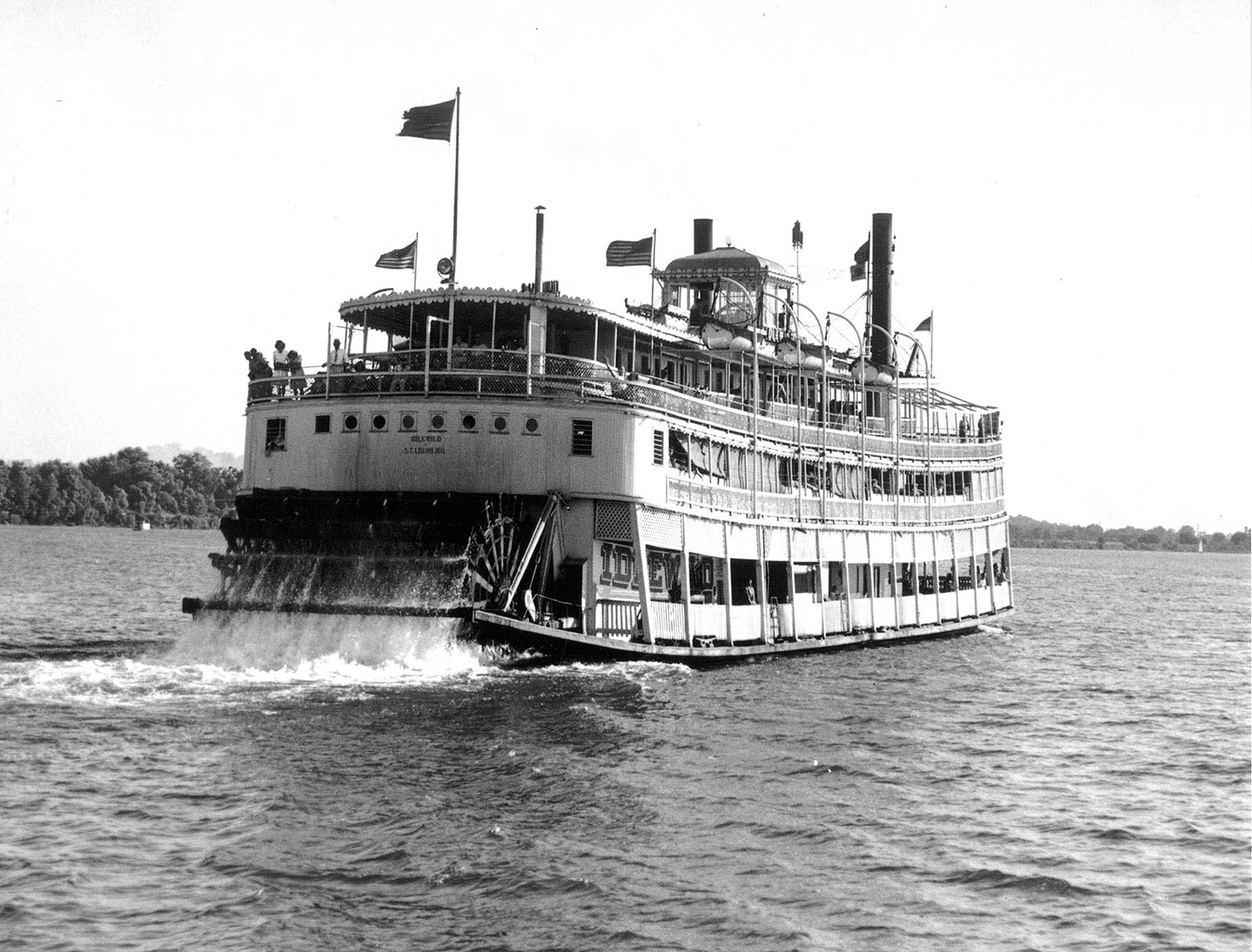 The steamer Idlewild underway in the Louisville harbor. (Keith Norrington collection)